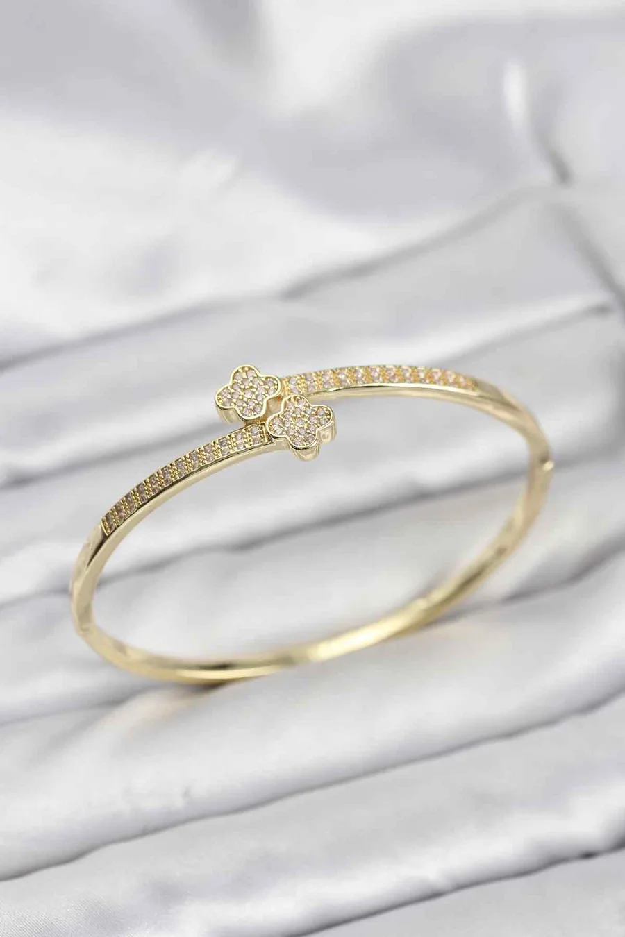 Pirinç Gold Renk Zirkon Taşlı Yonca Model Kadın Kelepçe Bileklik