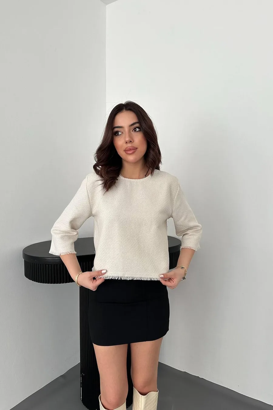 Beyaz Püskül Detaylı Bluz