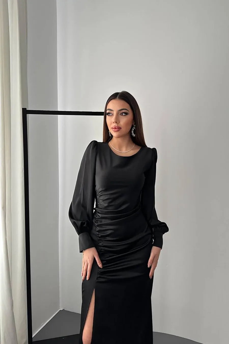 Siyah Yanı Büzgülü Yırtmaçlı Saten Elbise