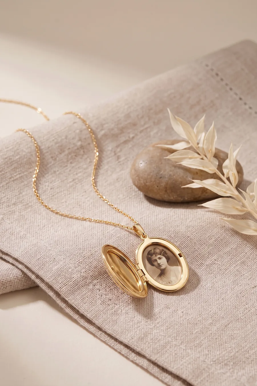 Pirinç Gold Renk Kapaklı Fotoğraf Koyulabilir Model Kadın Kolye