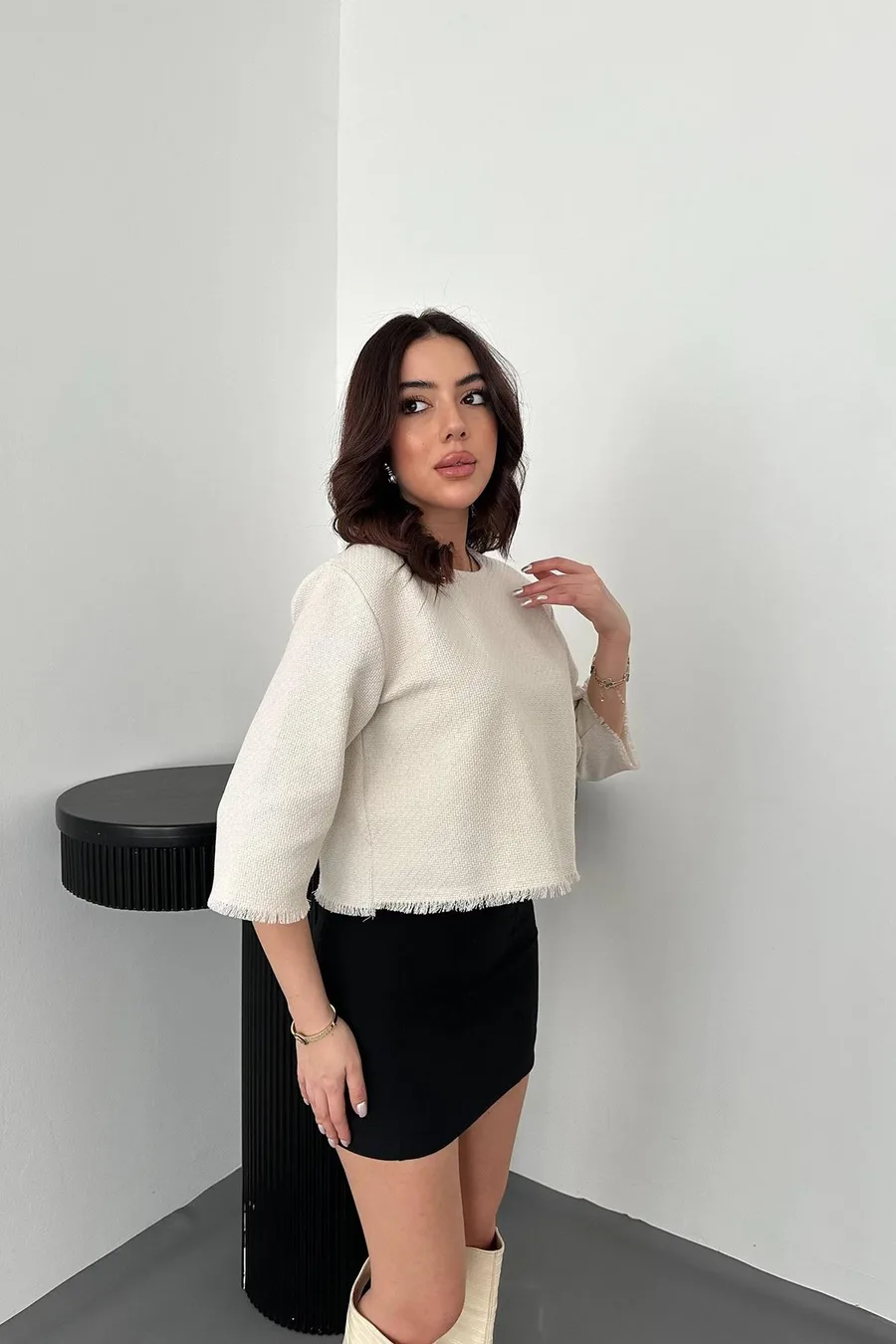 Beyaz Püskül Detaylı Bluz