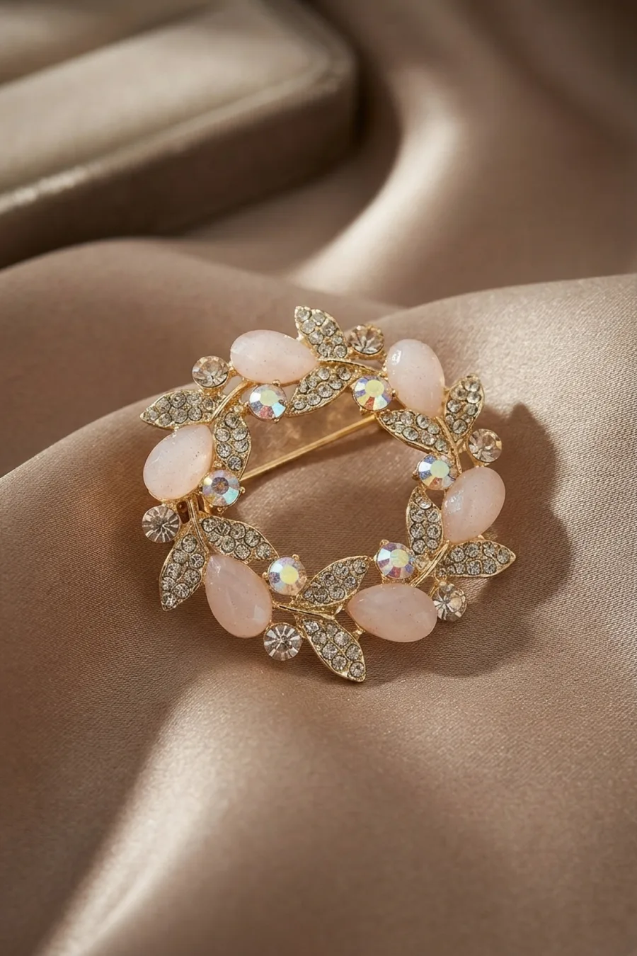 Gold Pembe Detaylı Zirkon Taşlı Broş