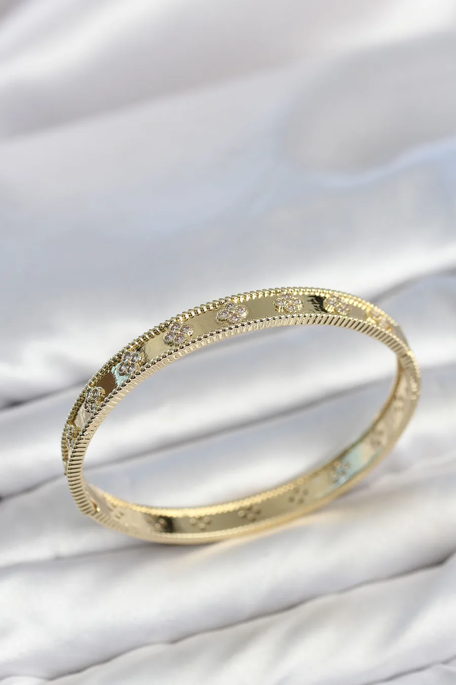Gold Renk Pirinç Yonca Model Zirkon Taşlı Kadın Kelepçe Bileklik