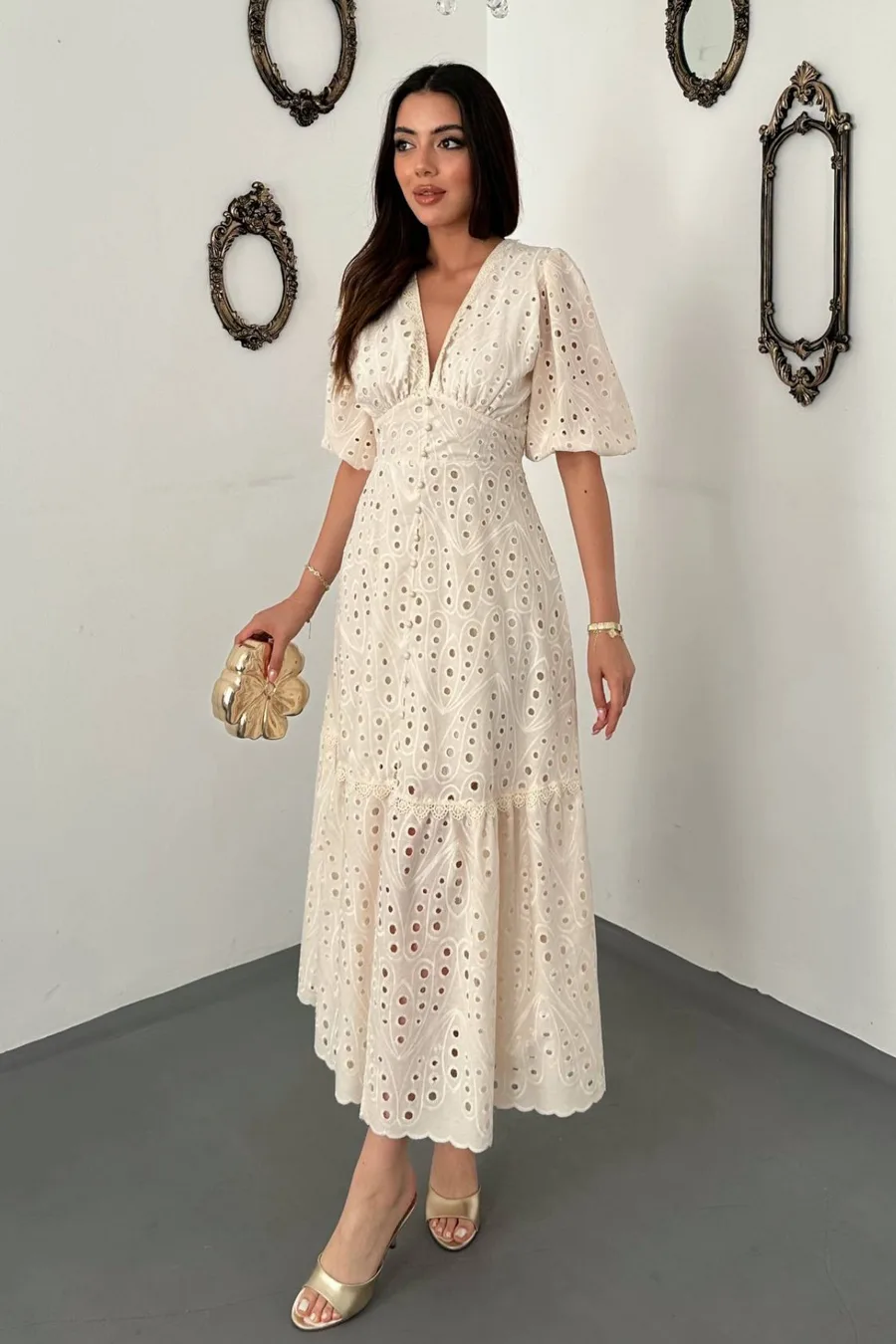 Ekru Büzgü Detaylı Dantelli Brode Elbise
