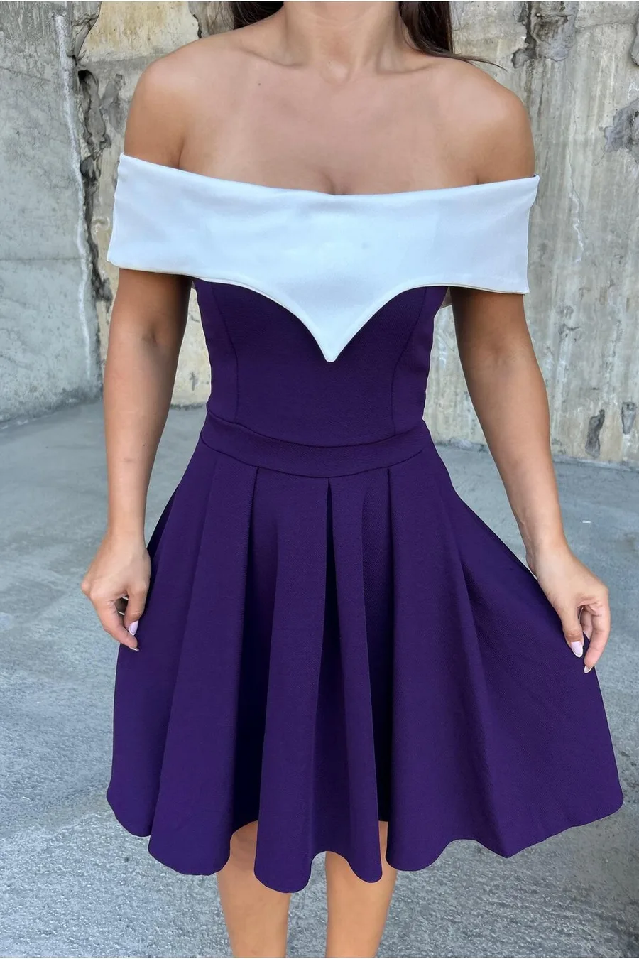 V Pile Mini Abiye Yaka Elbise Detaylı
