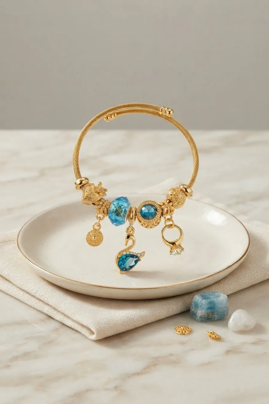 Mavi Kuğu Model Gold Renk Charmlı Bileklik