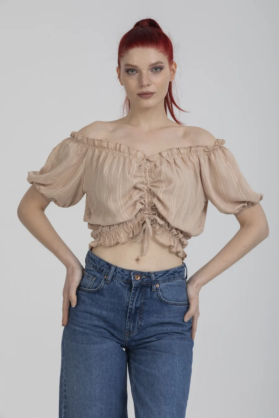 Bej Renk Önü Büzgülü Detaylı Balon Kol Crop Bluz - Bej
