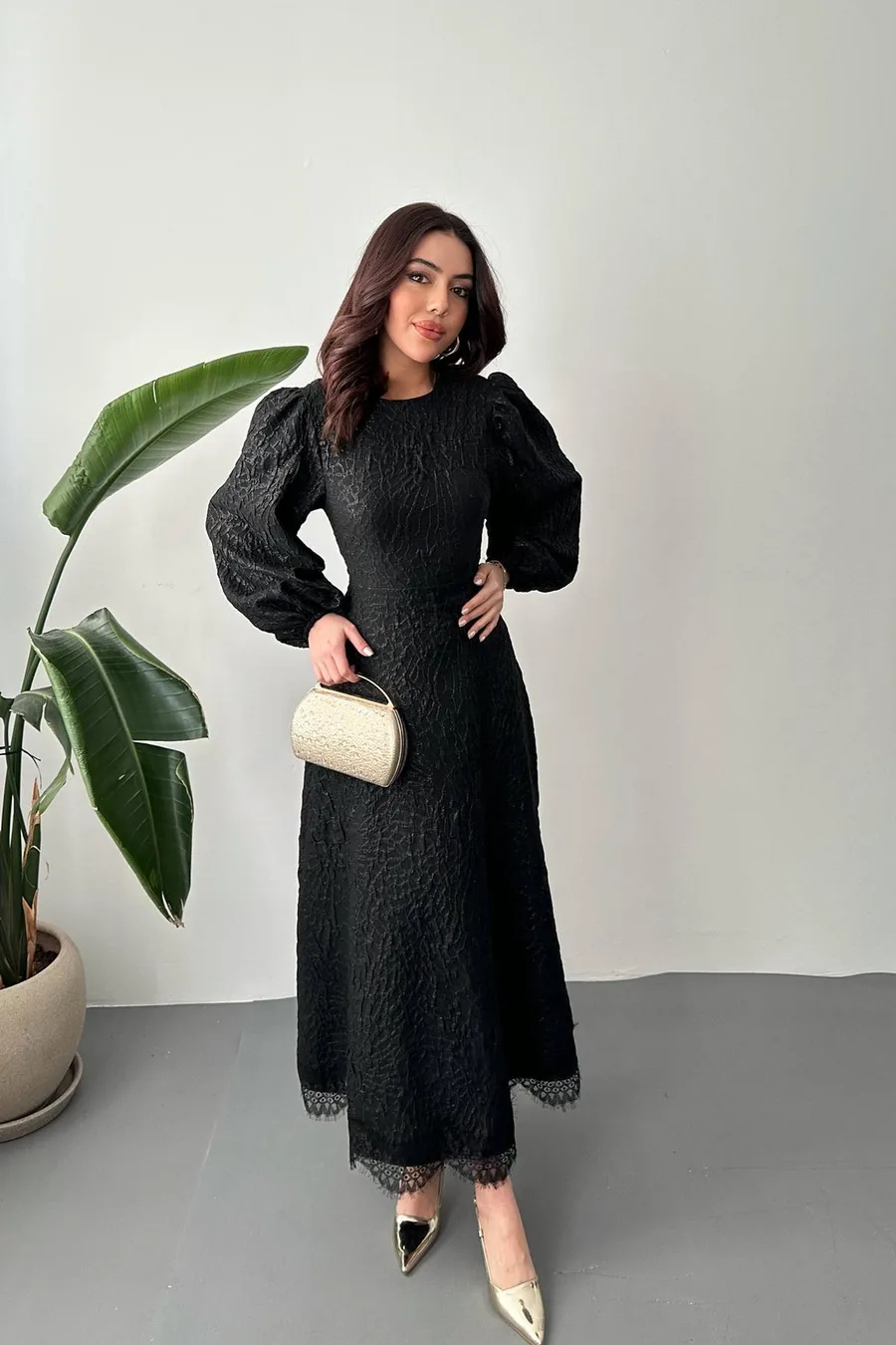 Siyah Kabartmalı Dantel Detaylı Kemerli Uzun Elbise