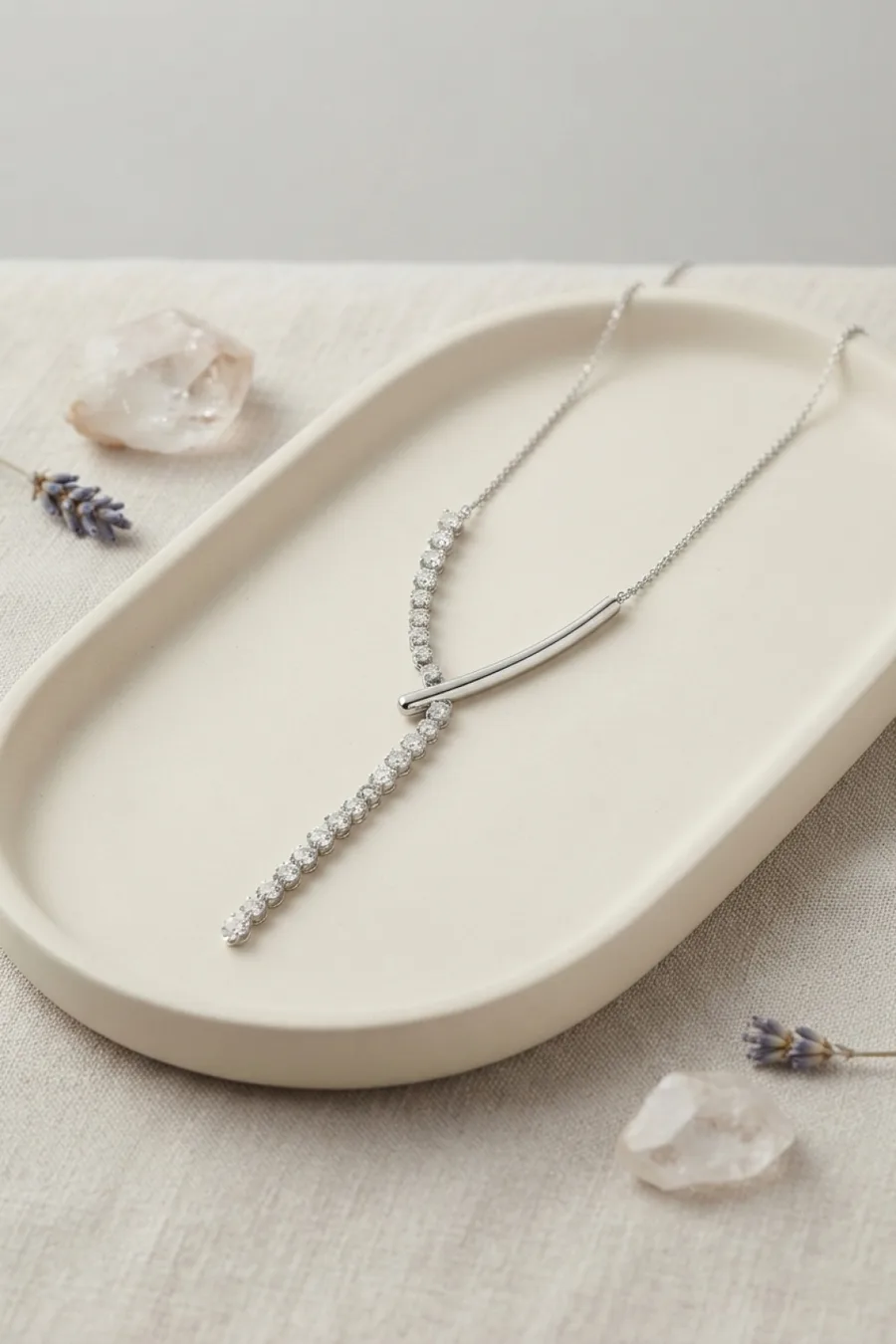 Pirinç Gümüş Renk Zirkon Taşlı Asimetrik Bar Model Kadın Kolye