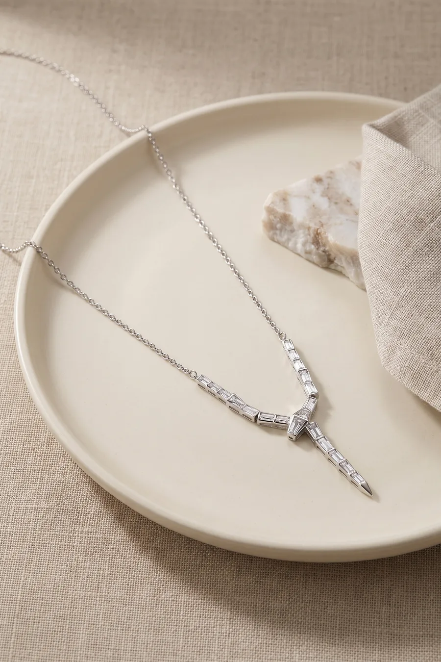 Pirinç Gümüş Renk Zirkon Taşlı Yılan Model Kadın Kolye
