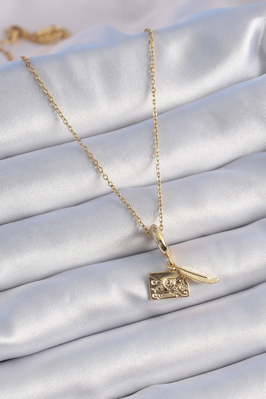 316L Çelik Gold Renk Kalp Detay Mektup Figür Charm Model Kadın Kolye