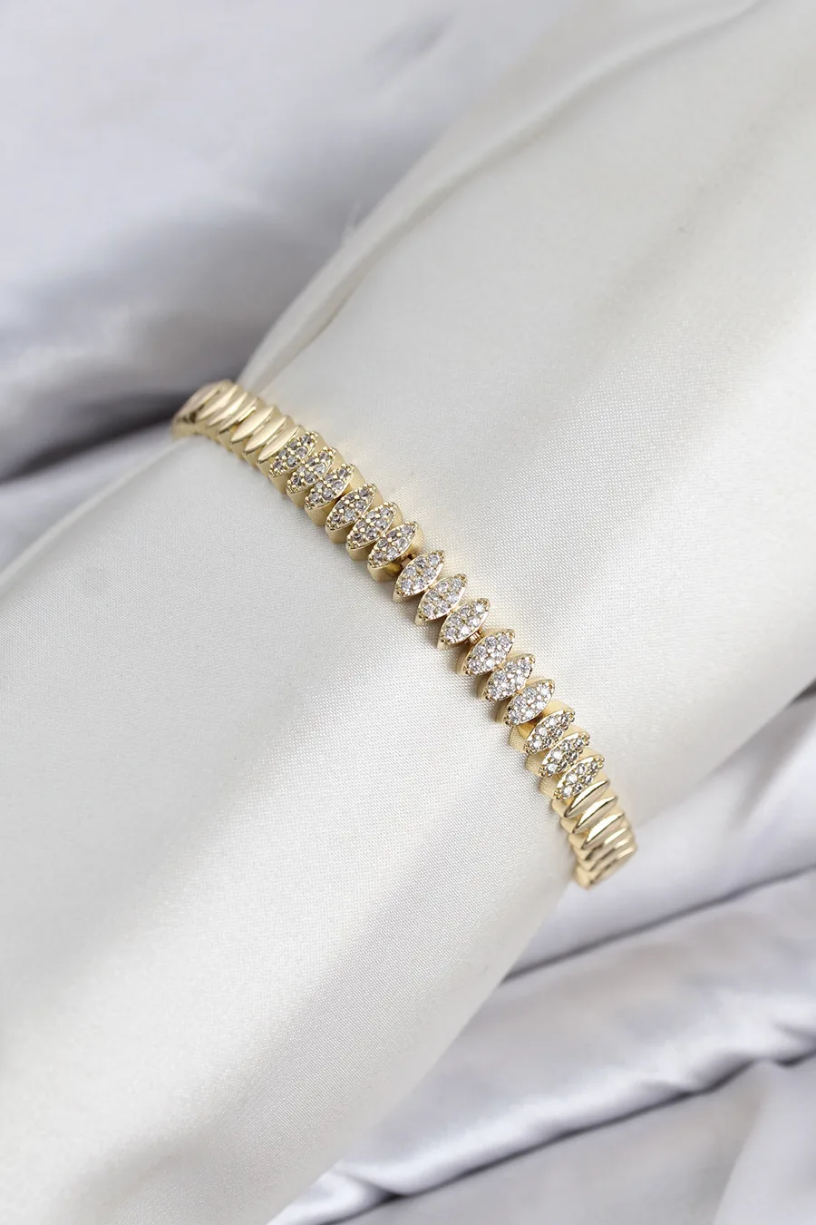 CM Arpa Model Zirkon Taşlı VIP Seri Gold Renk Pirinç Kadın Bileklik