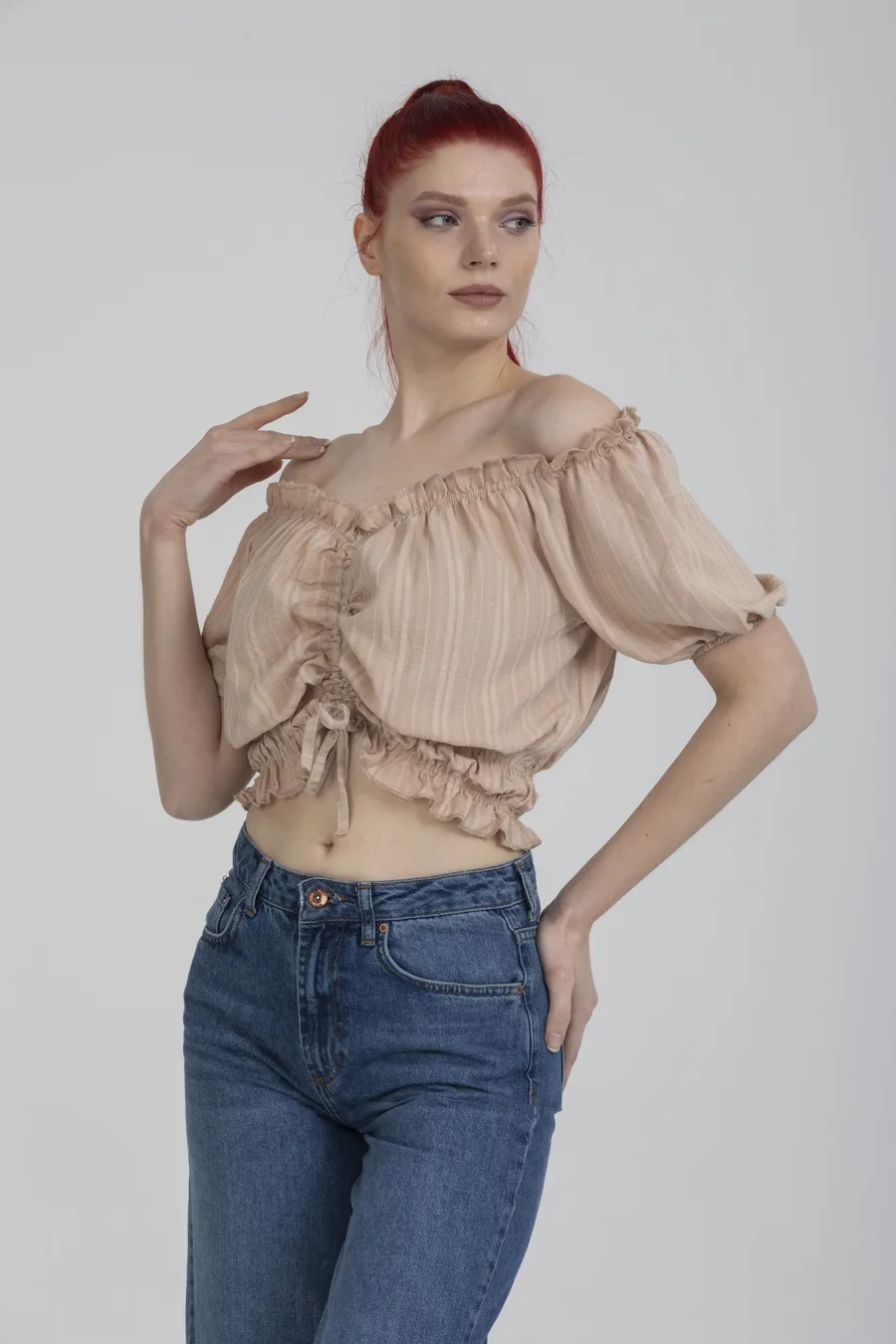 Bej Renk Önü Büzgülü Detaylı Balon Kol Crop Bluz - Bej