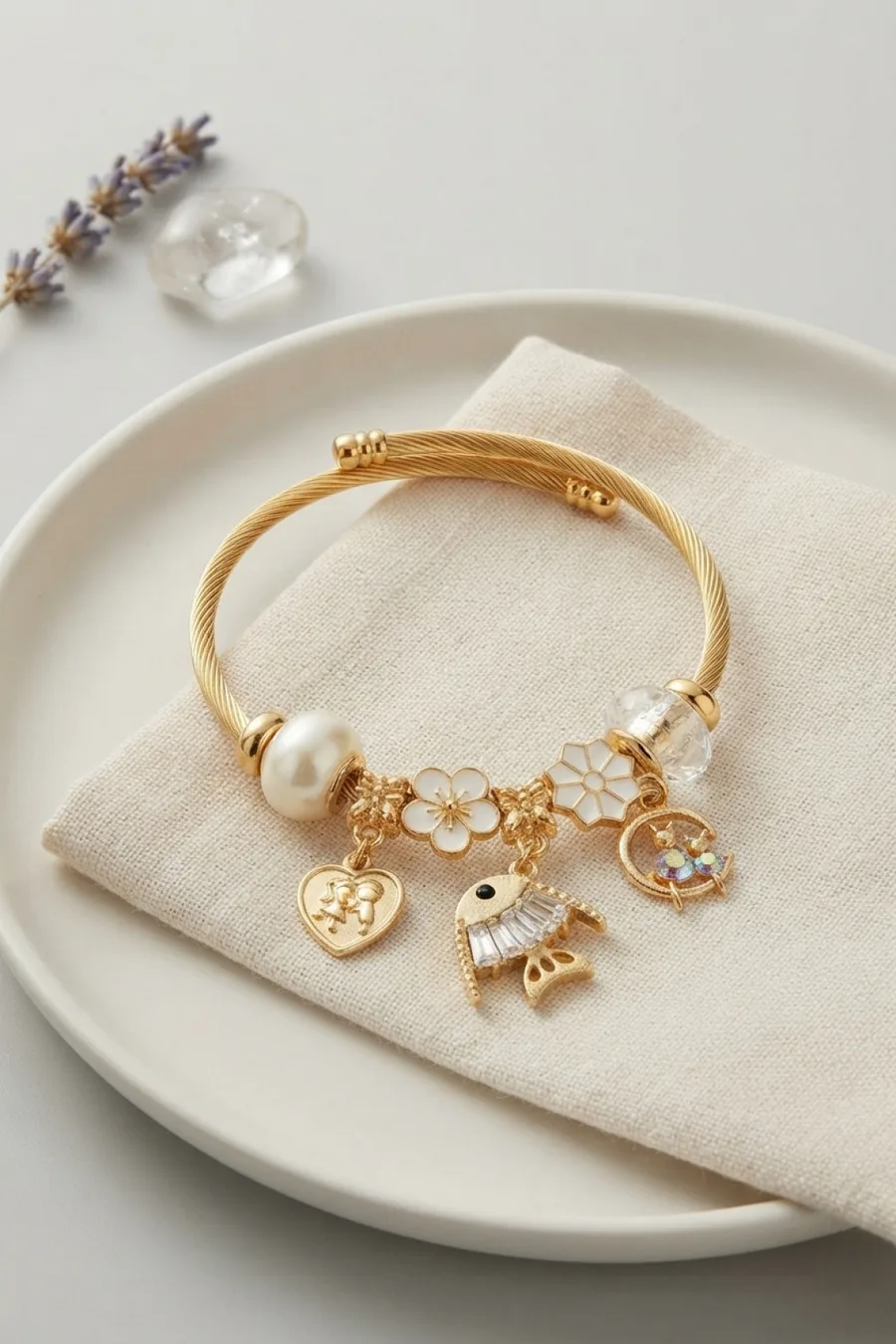 Balık Charmlı Beyaz Renk Gold Bileklik