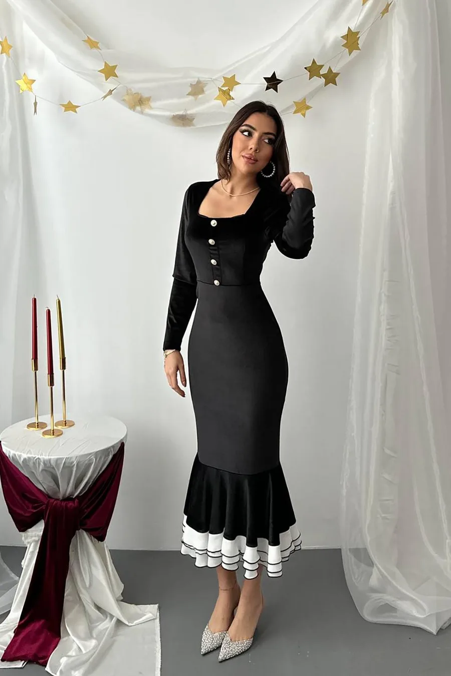Siyah Alt Eteği Volanlı Kadife Elbise