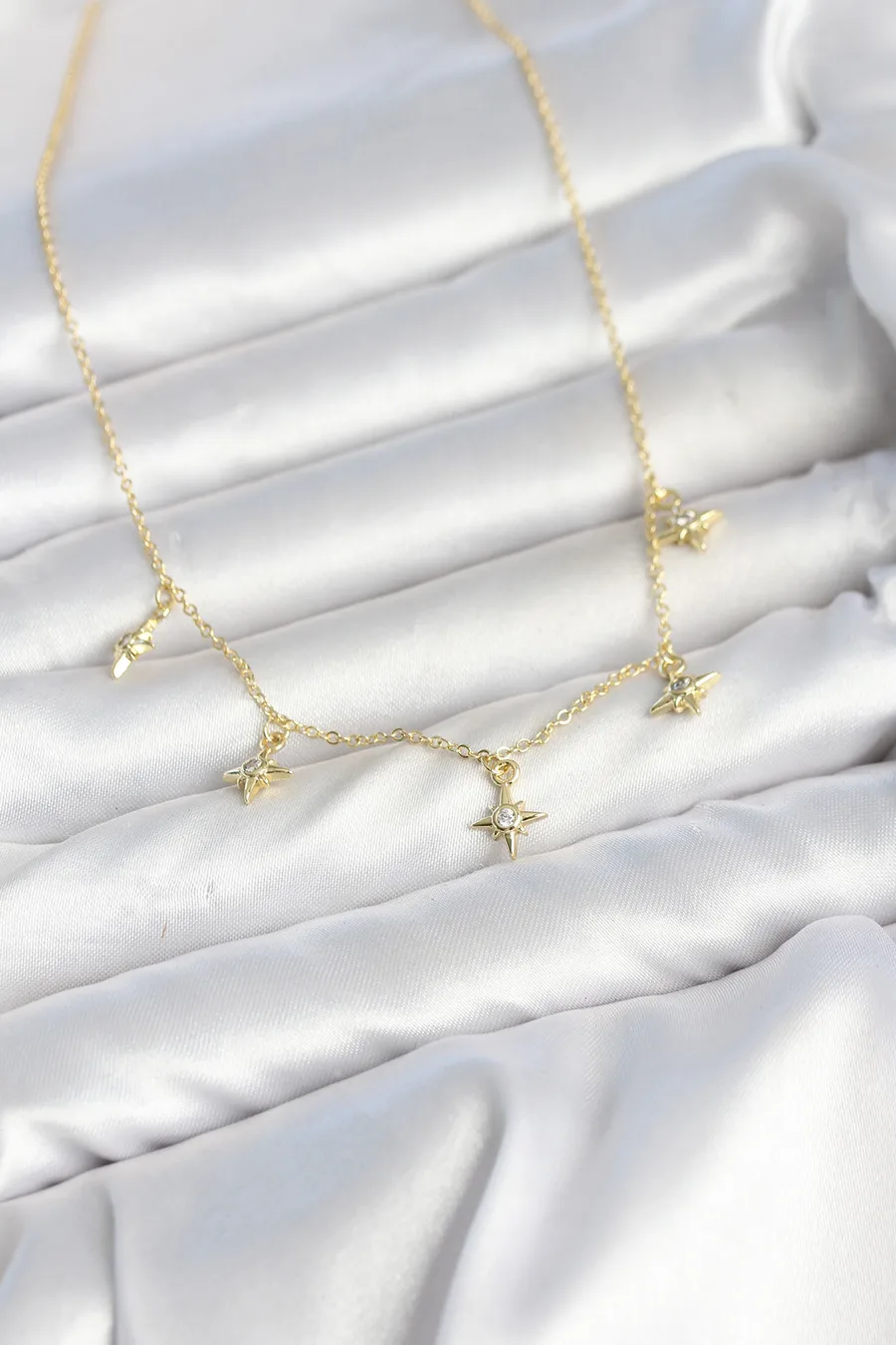 Pirinç Gold Renk Sıralı Minimal Kutup Yıldızı Model Kadın Kolye