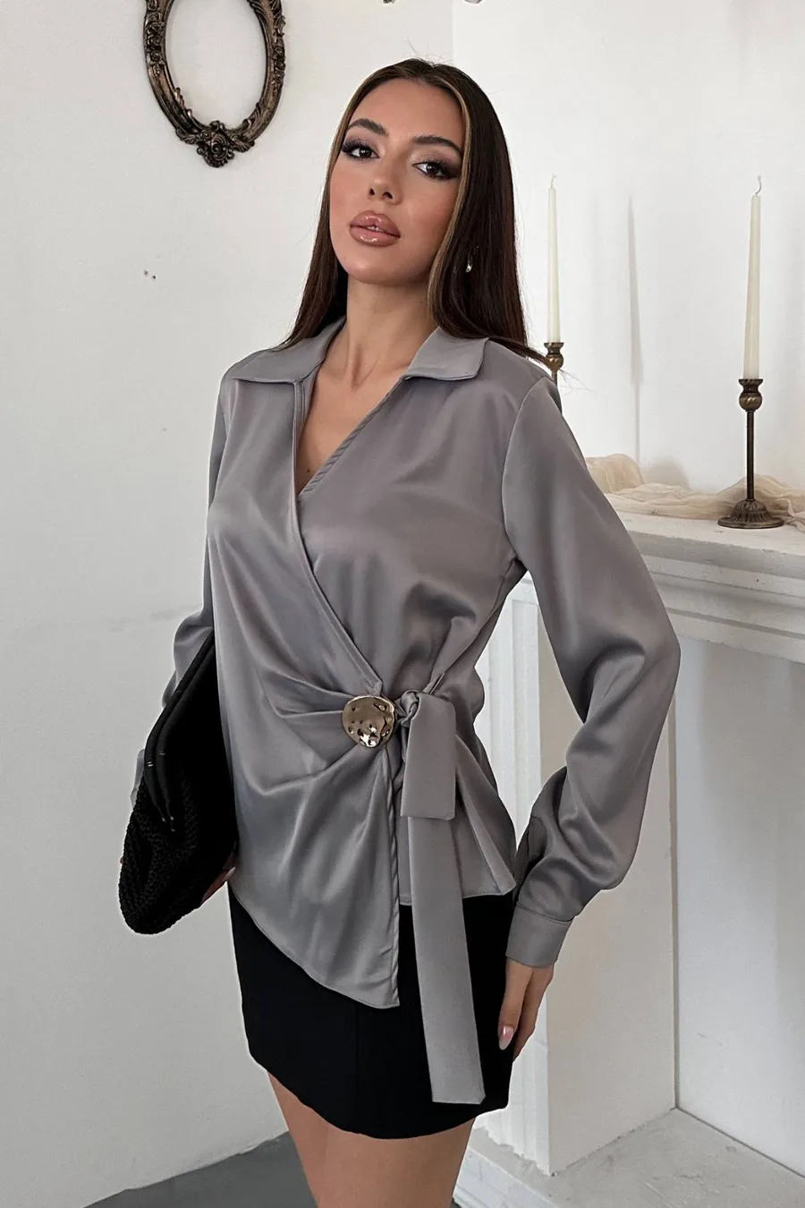 Gri Düğme Detaylı Saten Bluz