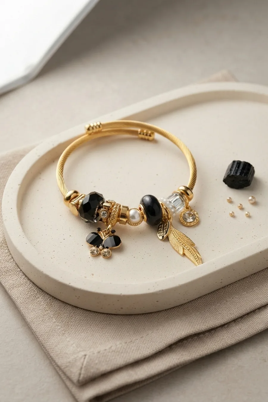 Kelebek Model Gold Renk Siyah Charmlı Bileklik