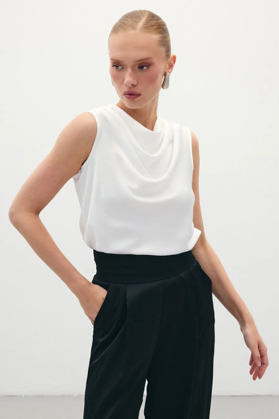 Ekru Degaje Yaka Saten Kadın Bluz – Kolsuz, Sade ve Sofistike Stil - Beyaz