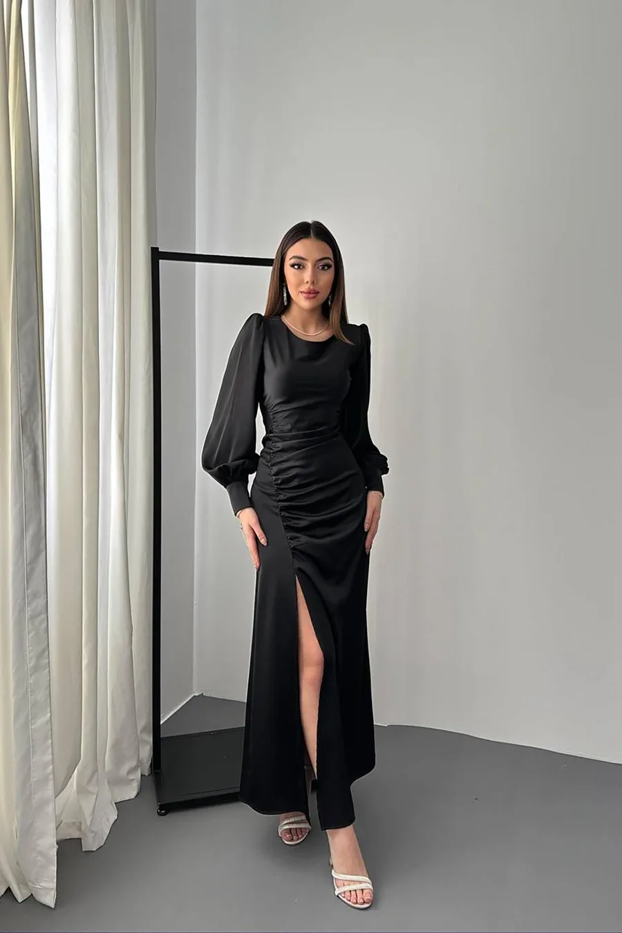 Siyah Yanı Büzgülü Yırtmaçlı Saten Elbise
