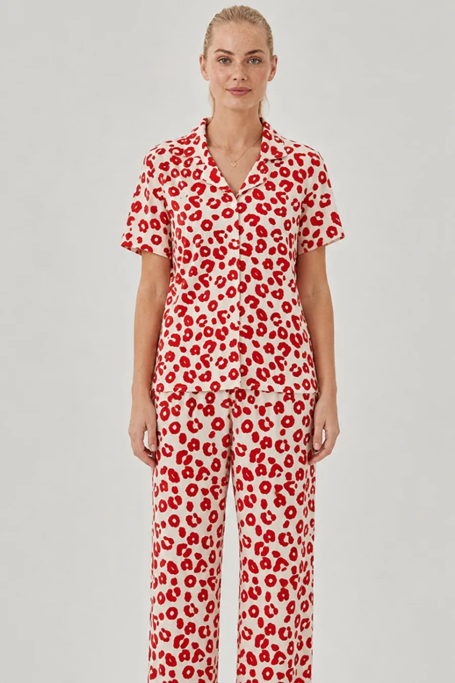 Kırmızı Leopar Desenli Bürümcük Kumaş Pijama Takımı 4644-Beyaz