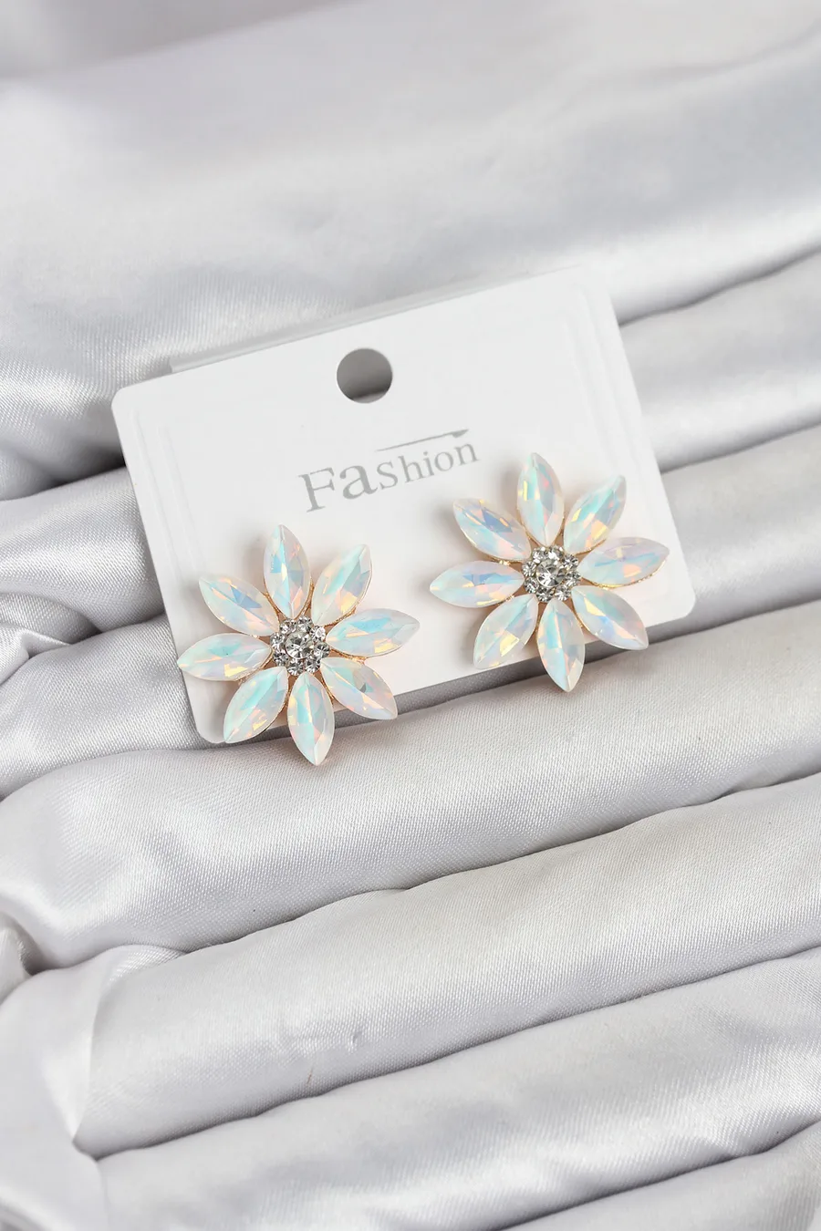 Beyaz Renk Kristal Taşlı Lotus Çiçek Model Kadın Küpe