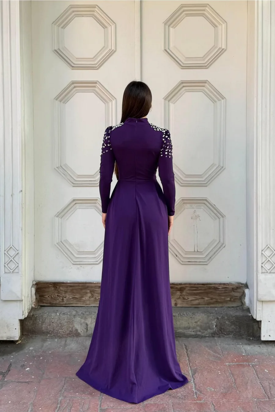Dik Kollu Uzun Yaka Taş Elbise Detaylı