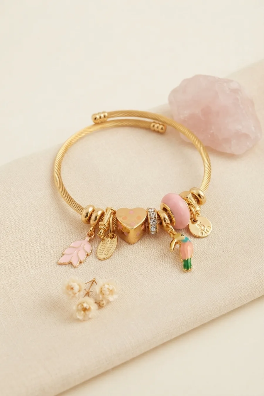 Kuş Figürlü Pembe Charmlı Gold Renk Bileklik