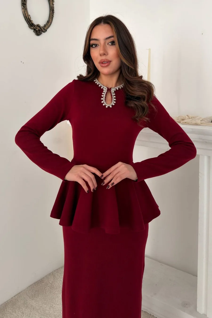 Bordo Yakası İşlemeli Volanlı Elbise