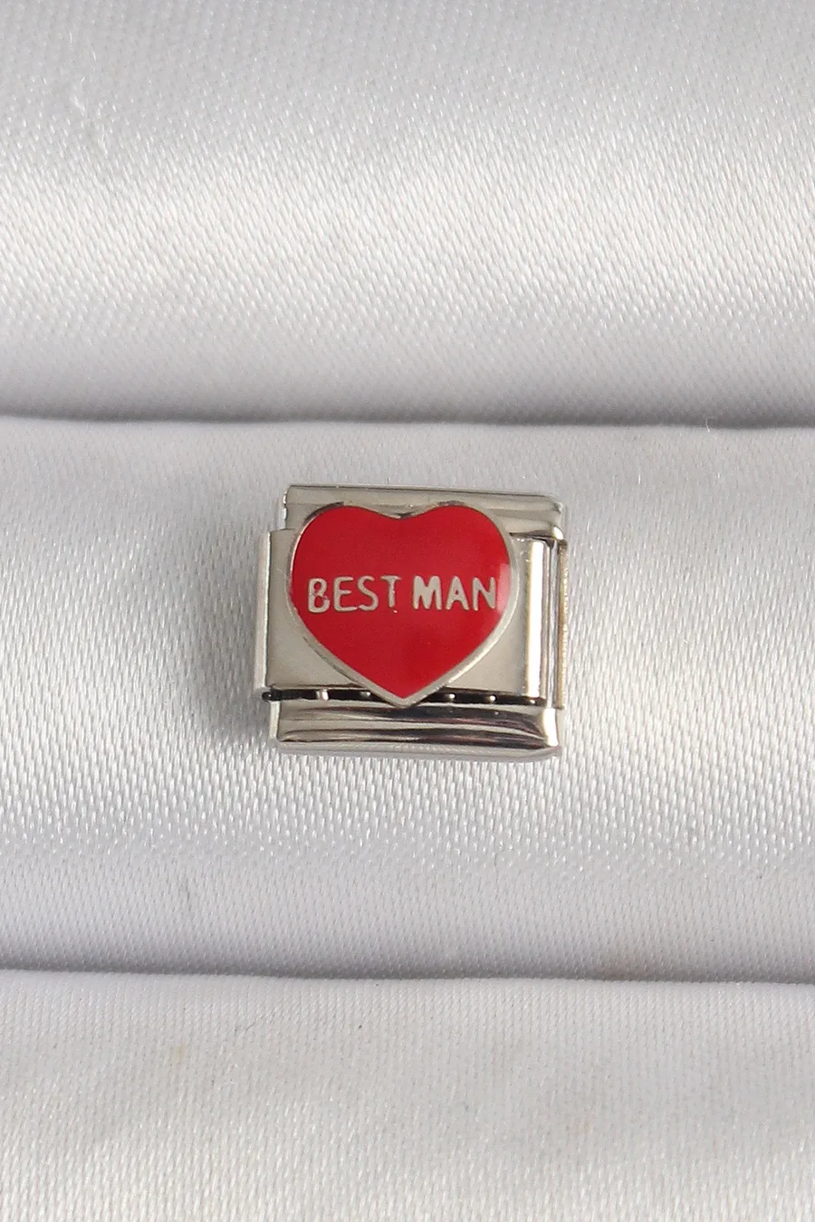 316L Çelik Gümüş Renk 'Best Man' Yazılı Kırmızı Kalp İşlemeli Nomination Charm