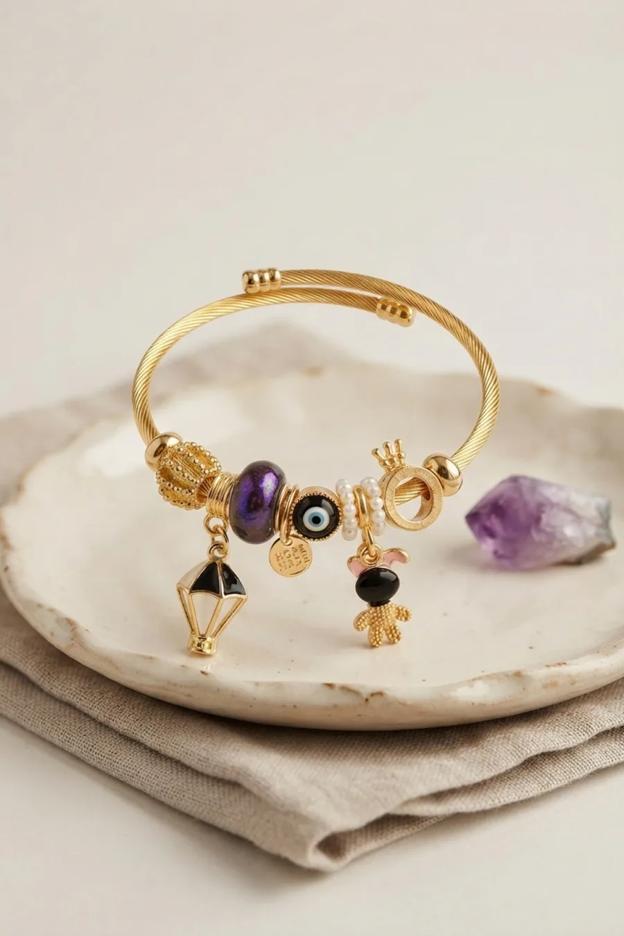 Siyah Uçan Model Charmlı Gold Renk Bileklik