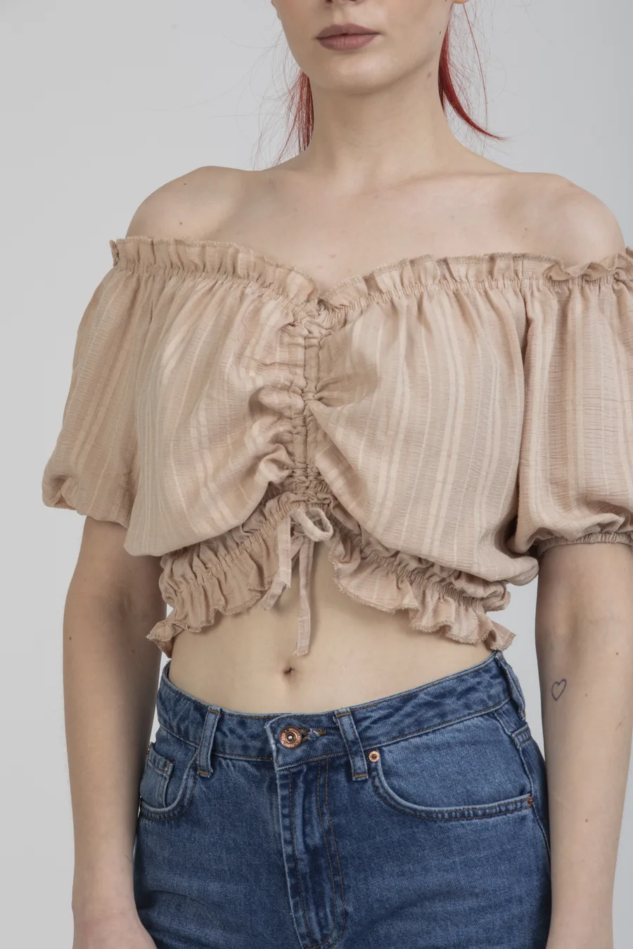 Bej Renk Önü Büzgülü Detaylı Balon Kol Crop Bluz - Bej