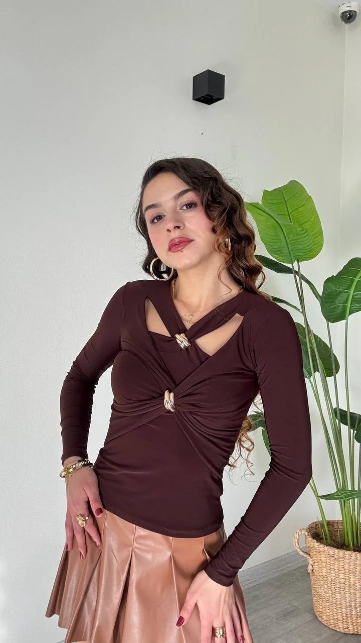 Çapraz Detaylı Metal Aksesuarlı Uzun Kollu Bluz-Kahve - Kahverengi