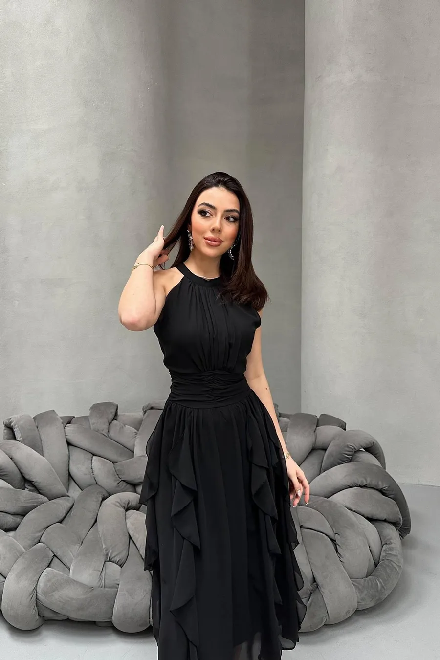 Siyah Önü Büzgülü Fırfırlı Elbise