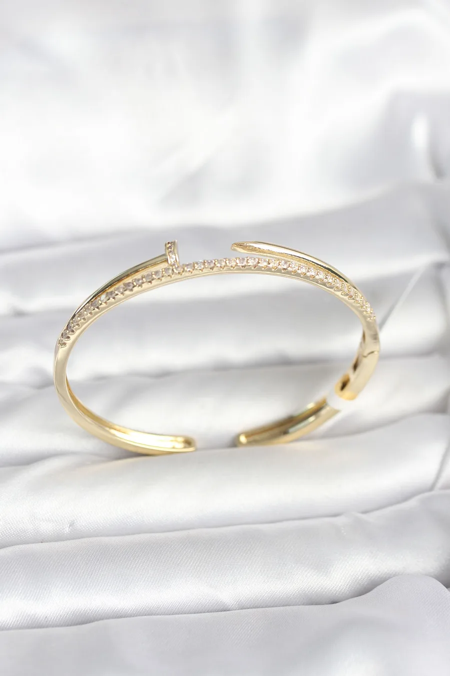 Pirinç Gold Renk Zirkon Taşlı Çivi Model Kadın Kelepçe Bileklik